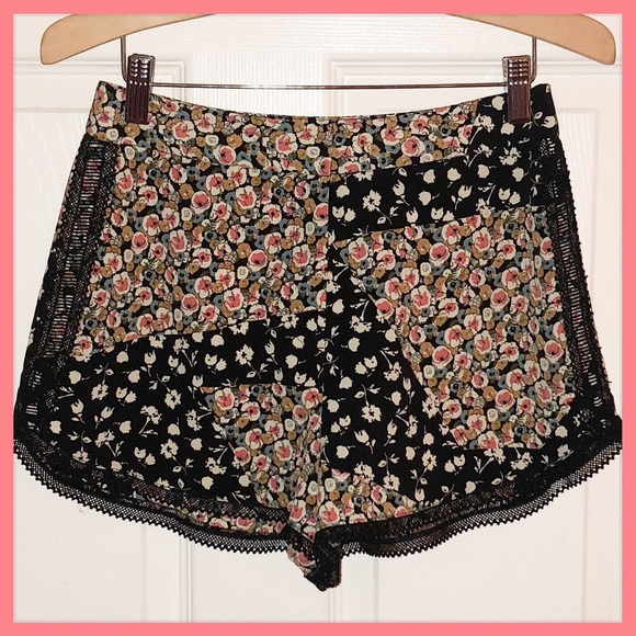 Topshop Pants - 🌸 ❤️🔴SOLD❤️🔴 TopShop Patchwork Short Shorts 🌸
